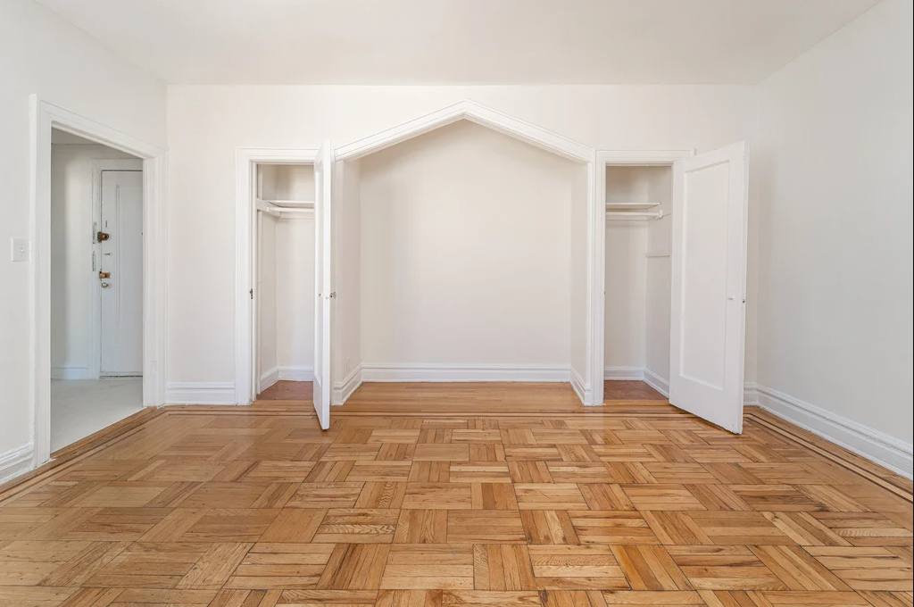 Queens living room with archway