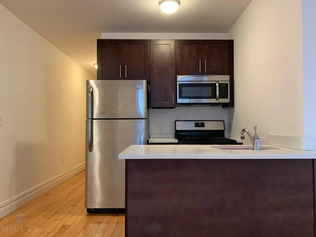 Astoria apartment with stainless steel appliances