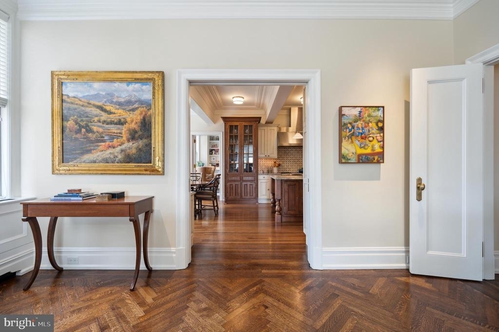 Large apartment foyer in South Philadelphia