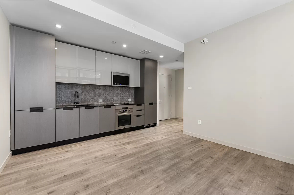 Manhattan one-bedroom apartment with gray modern kitchen