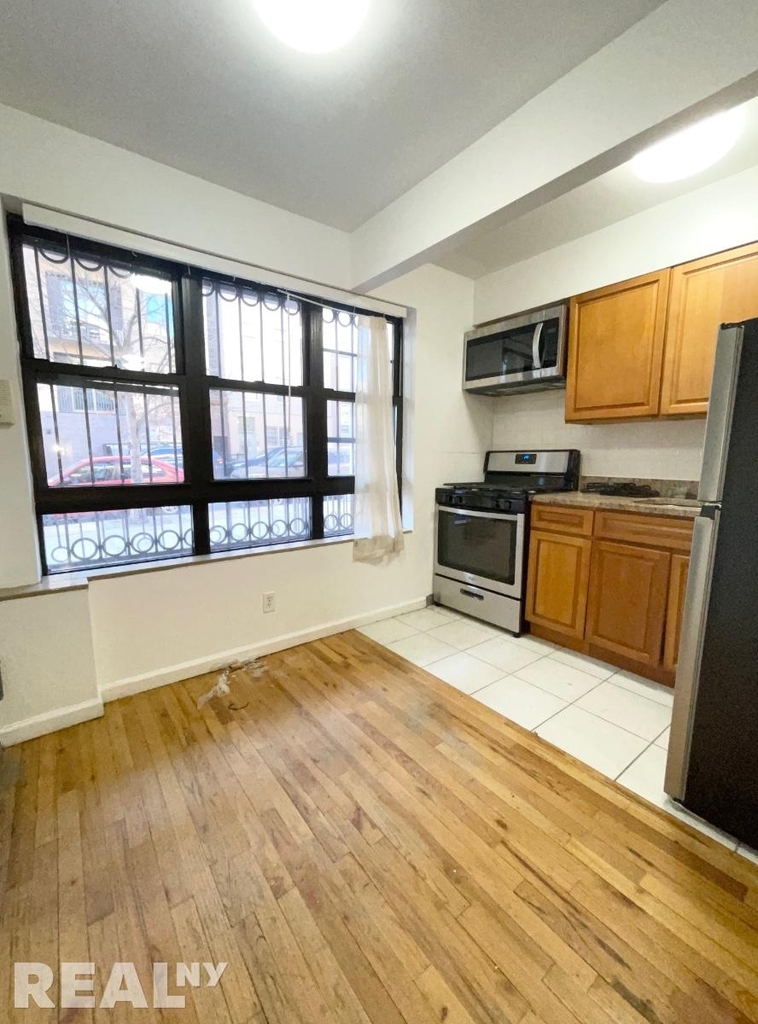 photo of kitchen and hallway